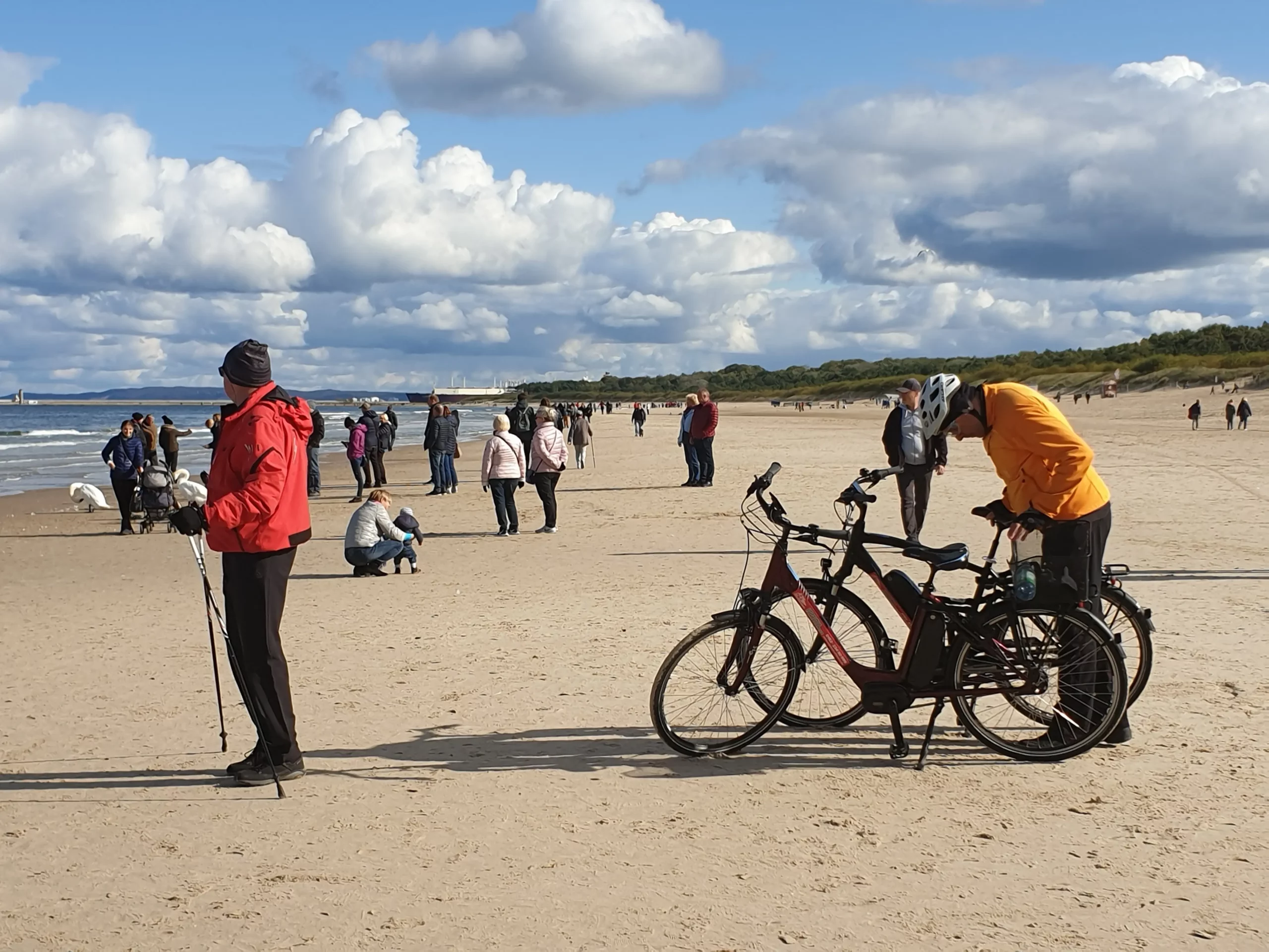 Radfahrer und Walker am Strand